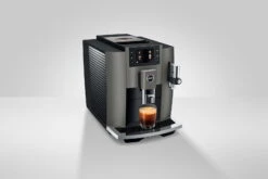 JURA E8 Dark Inox (EC) (2023) Met €78 Gratis Koffie én 2+1 Jaar Extra Garantie -Koffie Winkel JURA e8 ec dark inox ambiance d625f33e 099f 47cb ad07 df8c34cba9b1