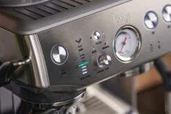 Sage Barista Express Impress - Black Stainless Met €33 Gratis Koffie En Barista Pack T.w.v. €169 -Koffie Winkel Sage barista express impress puck systeem dosering aandrukken 6826cb37 fb43 41eb afd7 52a4cdcad2f4