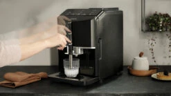 Siemens EQ.300 - Piano Black - TF301E19 Met €33 Gratis Koffie -Koffie Winkel Siemens EQ300 koffiemachine TF301E19 piano black stoompijpje