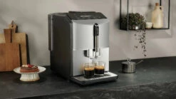 Siemens EQ.300 - Licht Zilver - TF303E01 Met €33 Gratis Koffie -Koffie Winkel Siemens EQ300 koffiemachine TF303E01 licht zilver kopjes
