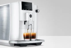 JURA E4 Piano White (EA) Met €54 Gratis Koffie én 2+1 Jaar Extra Garantie 12 JURA E4 Piano White (EA) Met €54 Gratis Koffie én 2+1 Jaar Extra Garantie -Koffie Winkel jura e4 koffiemachine piano white zijkant ambiance