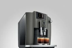 JURA E6 Dark Inox (EC) Met €54 Gratis Koffie én 2+1 Jaar Extra Garantie -Koffie Winkel jura e6 ec koffiemachine dark inox zijkant 0e20b1a9 fa4a 46f4 a69d e98ce86cc644